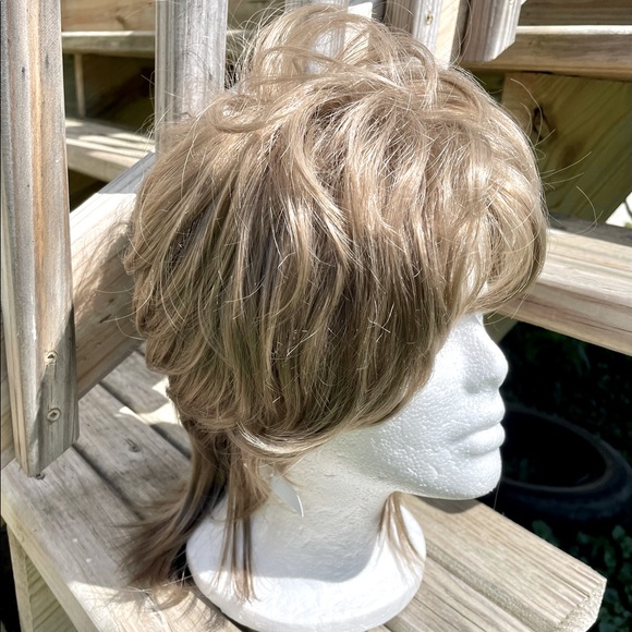 NWT 15” dark blonde natural shaggy layers puff 80’s volume realistic Abba wig - Picture 7 of 16
